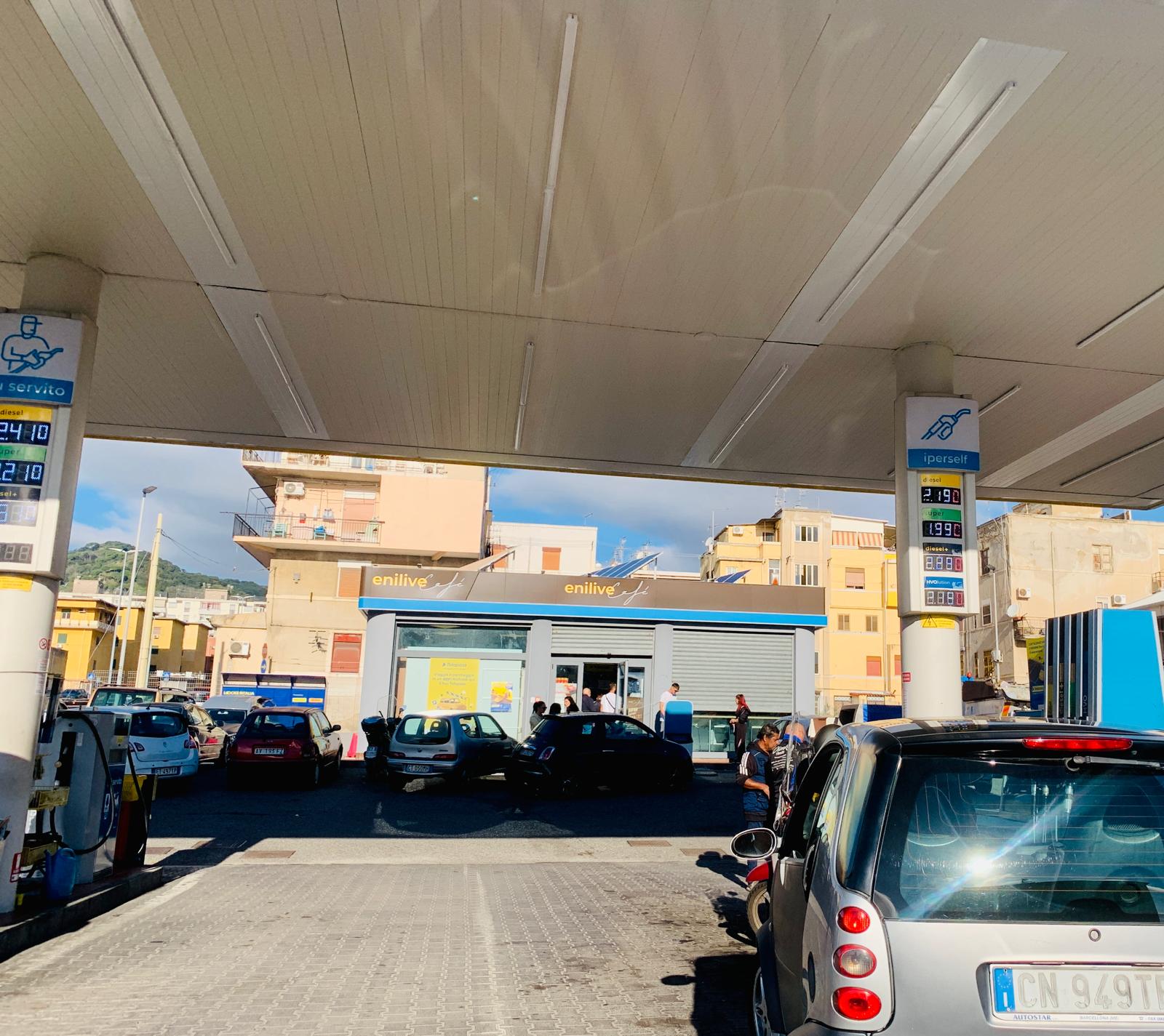 Fermo autotrasporti, code ai rifornimenti di benzina