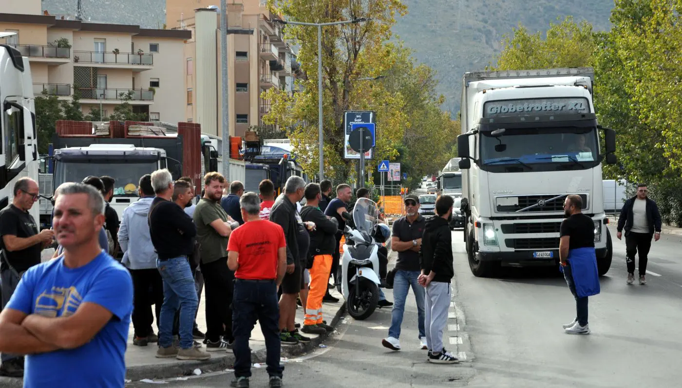 Gli autotrasportatori siciliani revocano il fermo dopo il confronto con Salvini, resta lo stato di agitazione
