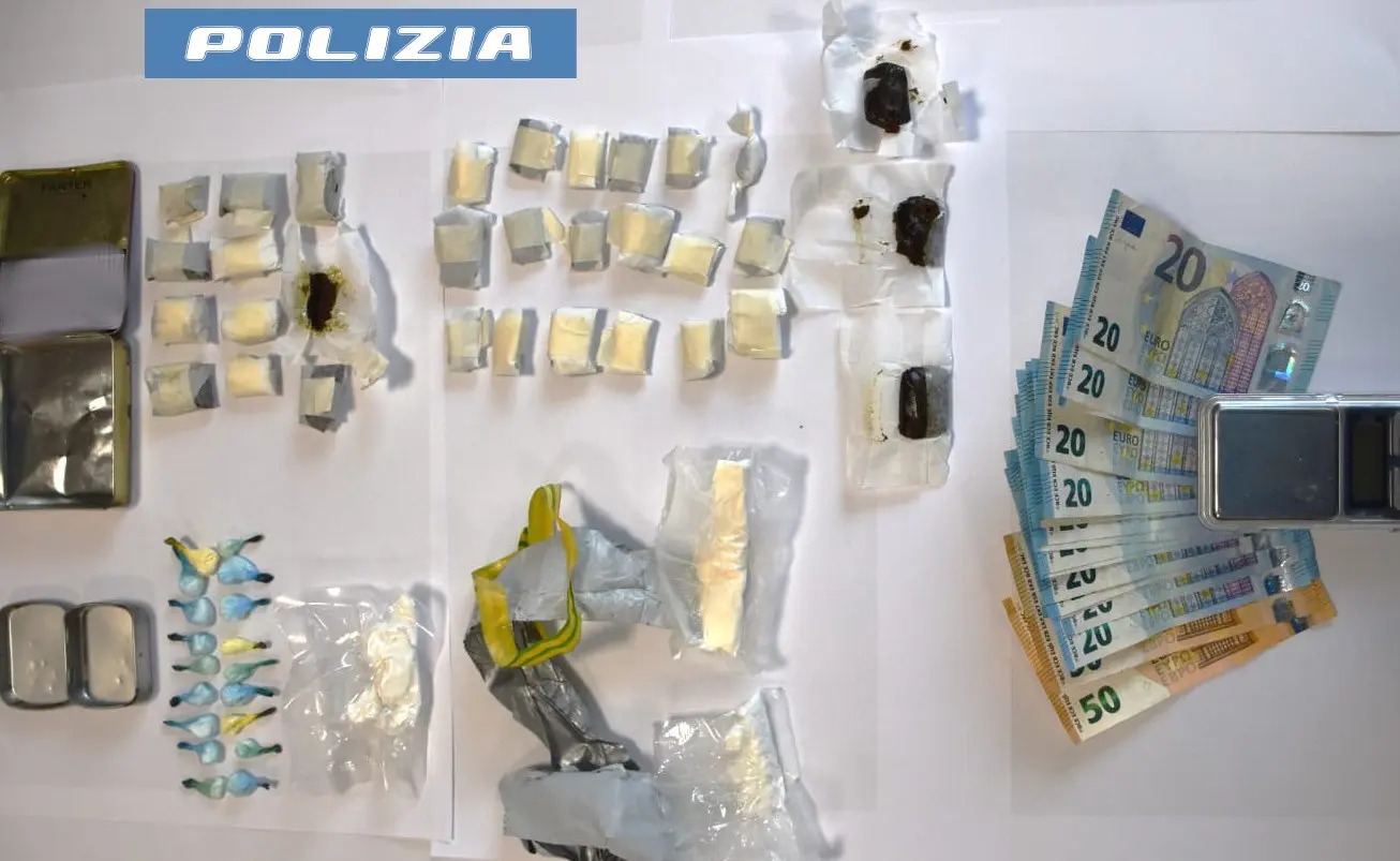 In casa con 450 grammi di cocaina e 3,3 kg di hashish, due arresti nel Catanese
