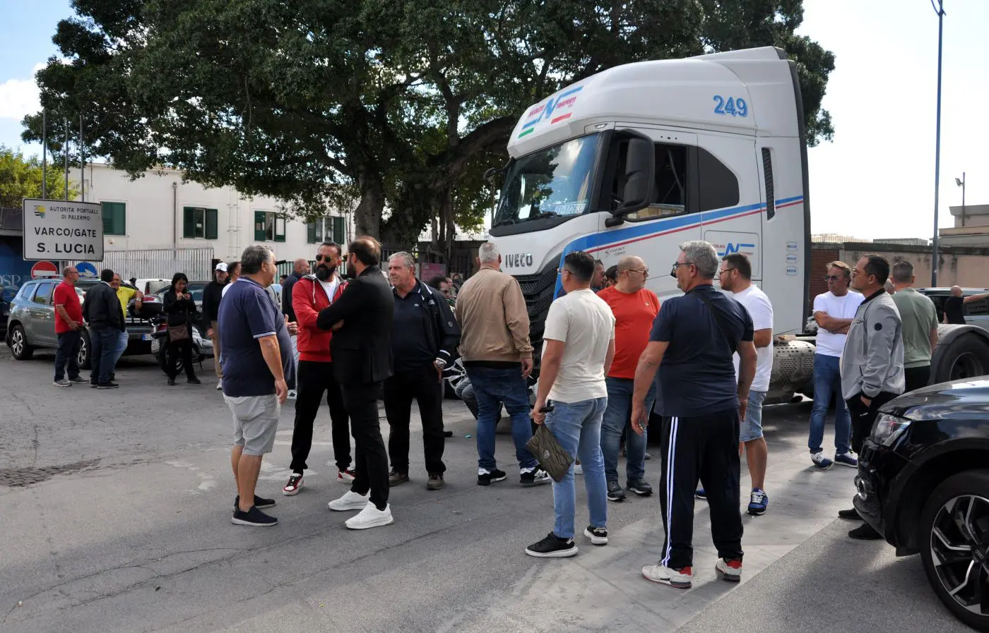 Il comitato dei trasportatori siciliani allenta il fermo in Sicilia, da lunedì via libera alle consegne di ortofrutta