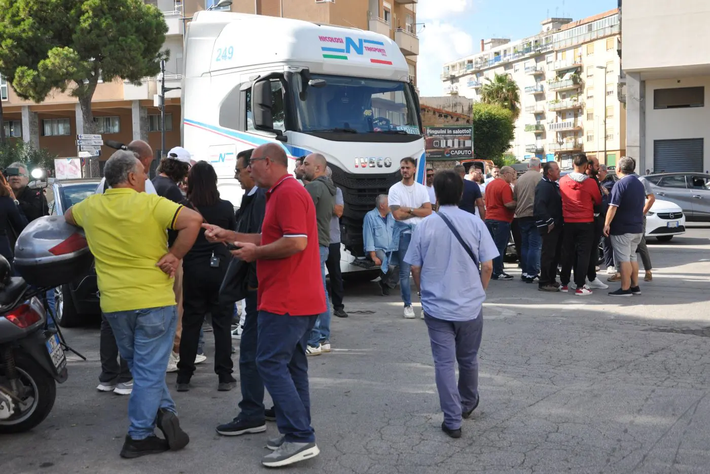 Protesta degli autotrasportatori siciliani contro il caro carburante, presidi a Palermo, Messina e Catania