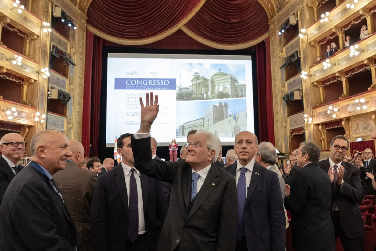 Congresso dell’Unione nazionale degli avvocati amministrativisti al Teatro Massimo di Palermo, Mattarella accolto dagli applausi