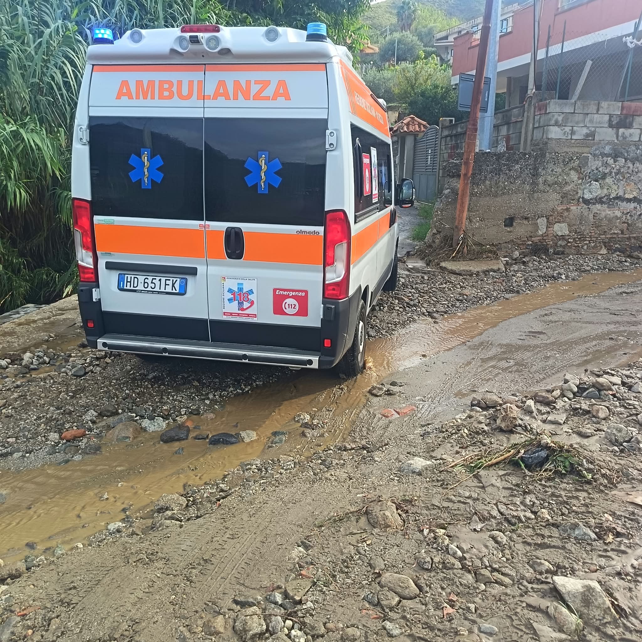 Galati S. Lucia, ambulanza s’impantana fra i detriti del torrente